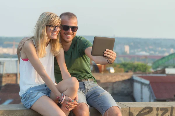 Dos Adultos Jóvenes Usando Tabletas Ciudad — Foto de Stock