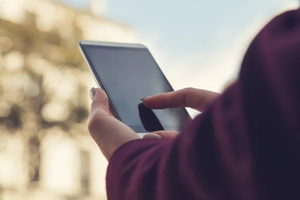 Chica Sosteniendo Teléfono Celular Entorno Urbano — Foto de Stock