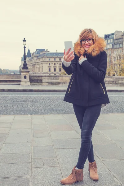 Junge Stadtfrau Mit Handy Freien — Stockfoto