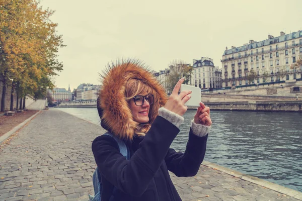 Young Urban Woman Cellphone Outdoors — Stock Photo, Image