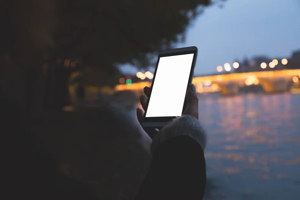 都市環境の中で携帯電話を保持している女の子 — ストック写真