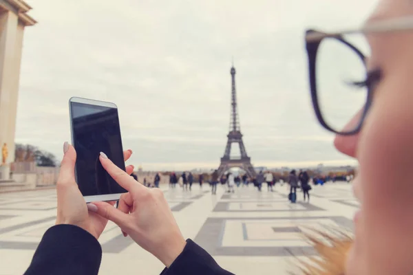 Stedelijke Jongedame Met Cellphone Outdoors — Stockfoto