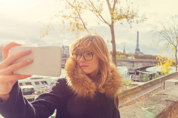 Young Urban Woman Cellphone Outdoors — Stock Photo, Image