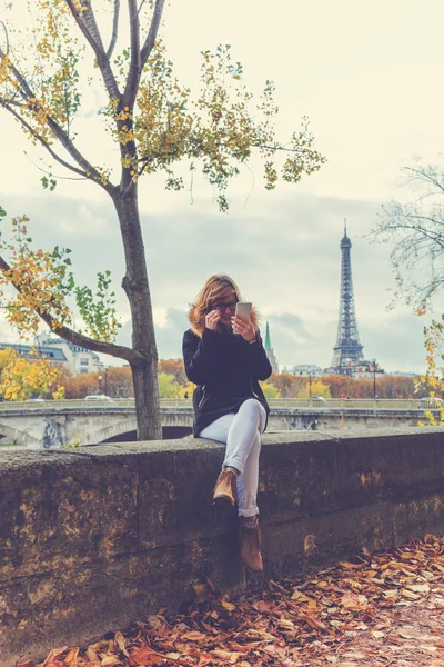 Young Urban Woman Cellphone Outdoors — Stock Photo, Image