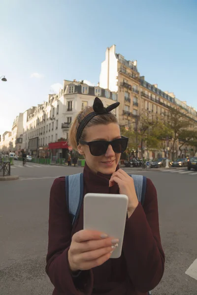 都市環境の中で携帯電話を保持しているかわいい女性 — ストック写真