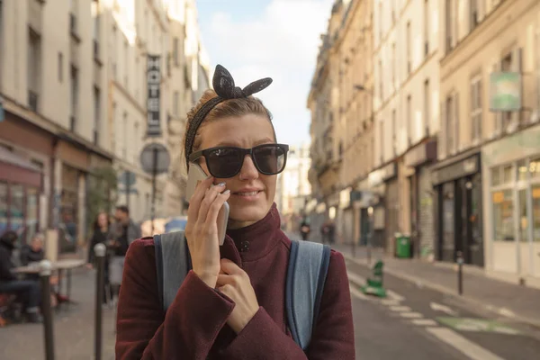 Cep telefonu açık havada kentsel kadınla şirin ve Genç.