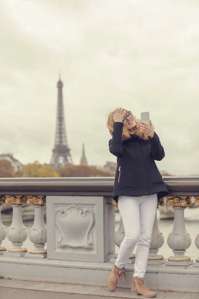 Schattig Vrouwtje Mobiel Met Paris Achtergrond — Stockfoto