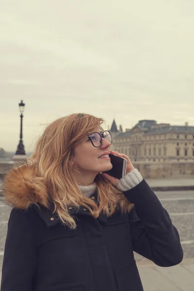 Χαριτωμένο Νεαρή Γυναίκα Μιλάμε Για Κινητό Τηλέφωνο Εξωτερικούς Χώρους — Φωτογραφία Αρχείου