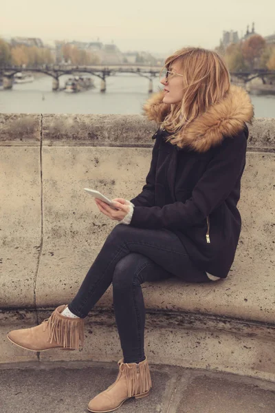 フランスの携帯電話を使用してかわいい若い女性 — ストック写真