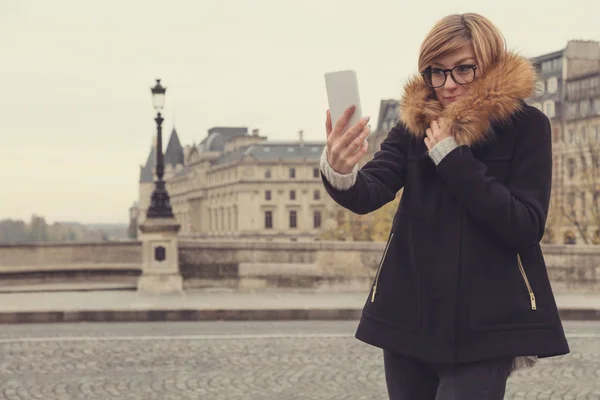 フランスの携帯電話を使用してかわいい若い女性 — ストック写真