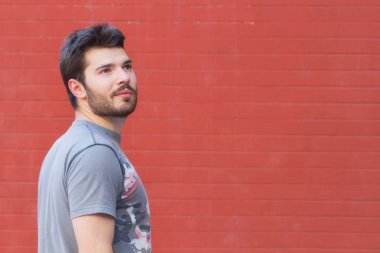 Genç adam kamera önünde poz.