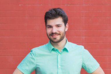 Genç adam kamera önünde poz.