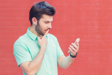 Sokakta cep telefonu kullanarak kentsel guy.