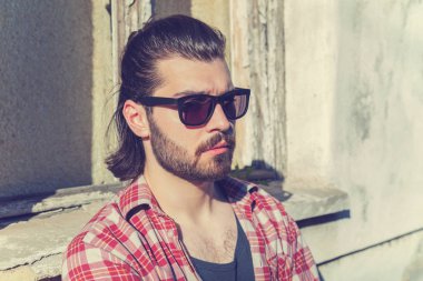 Genç adam kamera önünde poz.