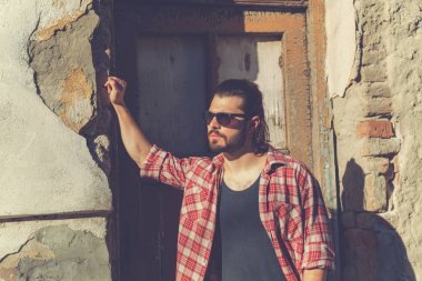 Genç adam kamera önünde poz.