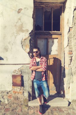 Genç adam kamera önünde poz.