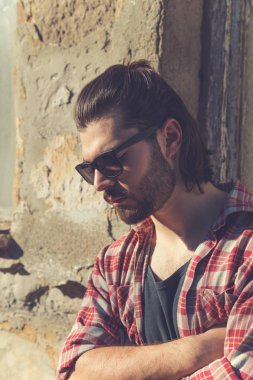 Genç adam kamera önünde poz.