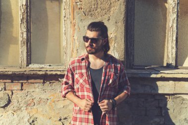 Genç adam kamera önünde poz.