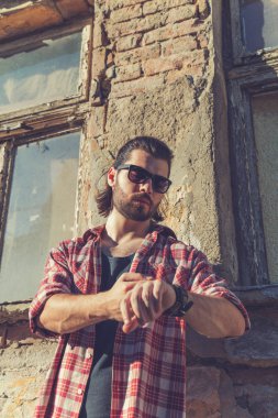 Genç adam kamera önünde poz.