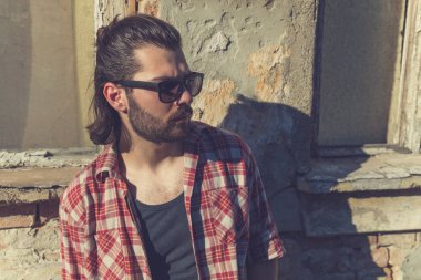 Genç adam kamera önünde poz.