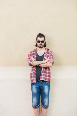 Genç adam kamera önünde poz.