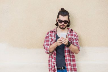 Sokakta cep telefonu kullanarak kentsel guy.