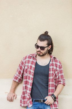 Genç adam kamera önünde poz.