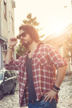 Genç adam kamera önünde poz.