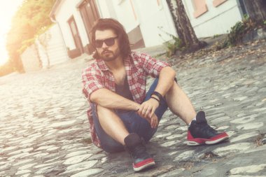 Genç adam kamera önünde poz.