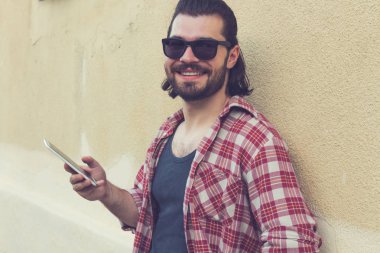 Sokakta cep telefonu kullanarak kentsel guy.