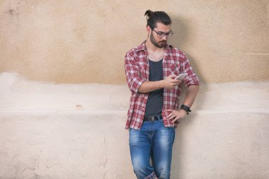 Sokakta cep telefonu kullanarak kentsel guy.