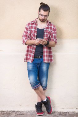 Sokakta cep telefonu kullanarak kentsel guy.