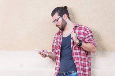 Sokakta cep telefonu kullanarak kentsel guy.