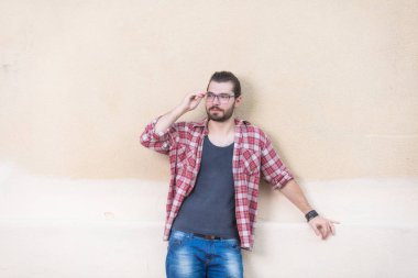 Genç adam kamera önünde poz.