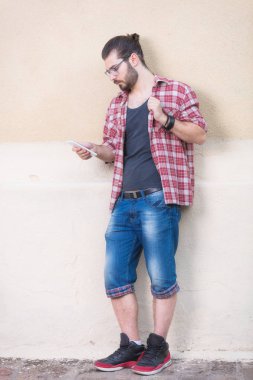 Sokakta cep telefonu kullanarak kentsel guy.