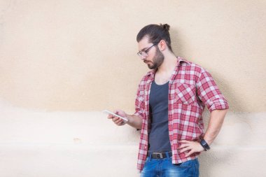 Sokakta cep telefonu kullanarak kentsel guy.