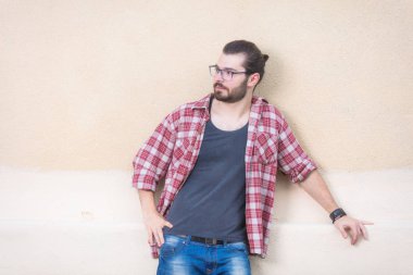 Genç adam kamera önünde poz.