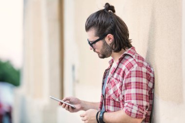 Sokakta cep telefonu kullanarak kentsel guy.