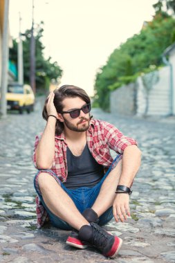 Genç adam kamera önünde poz.