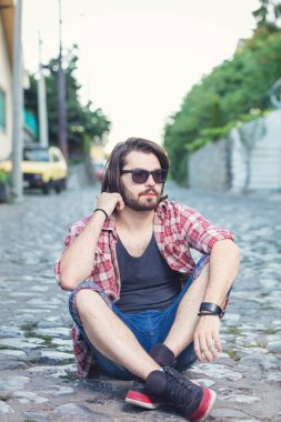 Genç adam kamera önünde poz.