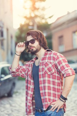 Genç adam kamera önünde poz.