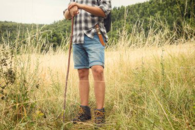 Genç doğa uzun yürüyüşe çıkan kimse / vahşi - açık havada doğa yürüyüşü.