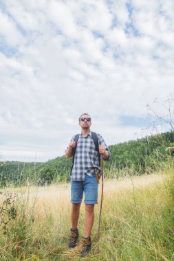 Genç doğa uzun yürüyüşe çıkan kimse / vahşi - açık havada doğa yürüyüşü.