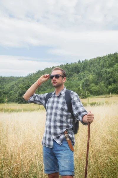 Νέοι Πεζοπόρος Στη Φύση Ερημιά Trekking Εξωτερικούς Χώρους — Φωτογραφία Αρχείου