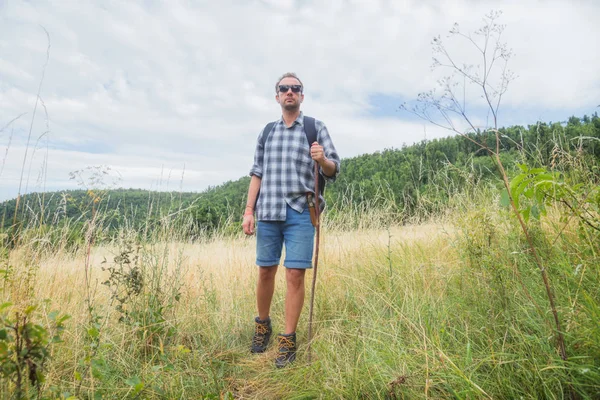 Νέοι Πεζοπόρος Στη Φύση Ερημιά Trekking Εξωτερικούς Χώρους — Φωτογραφία Αρχείου