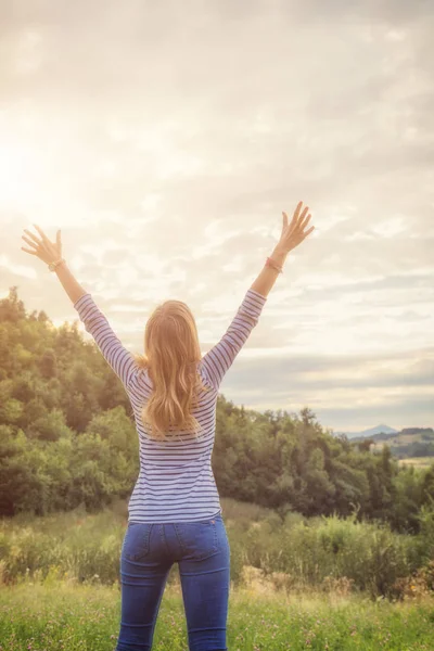 Femme Jouissant Dans Nature Avec Les Bras Grands Ouverts — Photo