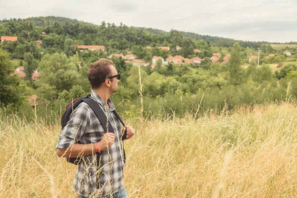 Νέοι Πεζοπόρος Στη Φύση Ερημιά Trekking Εξωτερικούς Χώρους — Φωτογραφία Αρχείου