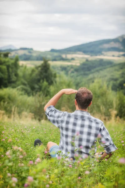 Man Taking Break Nature Looking Distant Landscape — Stock Photo, Image