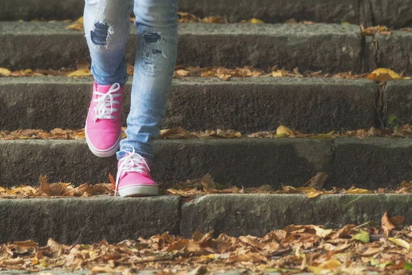 Pies Femeninos Zapatillas Rosadas Mientras Camina Vista Cerca —  Fotos de Stock