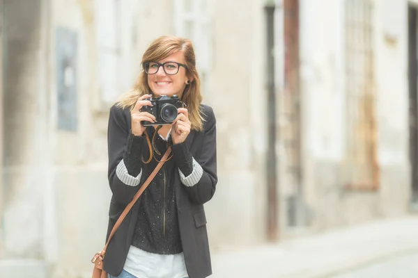 Cute Young Female Photo Camera Outdoors — Stock Photo, Image